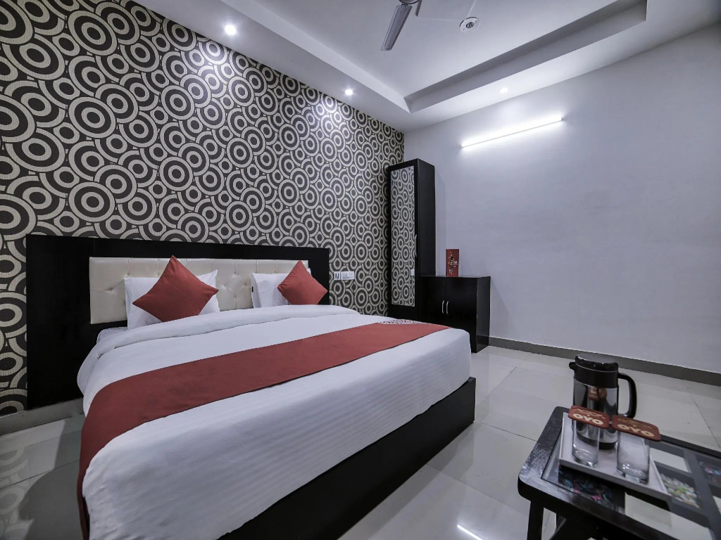 OYO 13637 Crown Residency