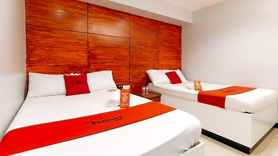 RedDoorz Plus Near McArthur Park Tacloban