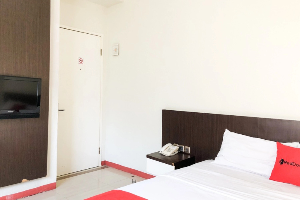 RedDoorz near Pantai Pede