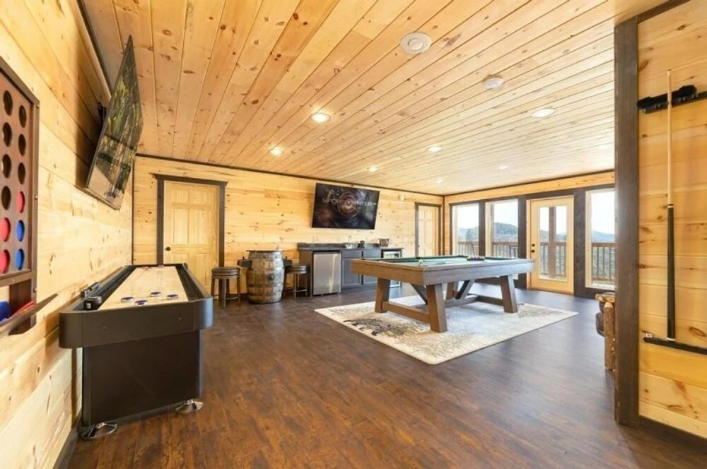 Above The Rest - 4 Bedrooms, 4.5 Baths, Sleeps 12 4 Home by Redawning