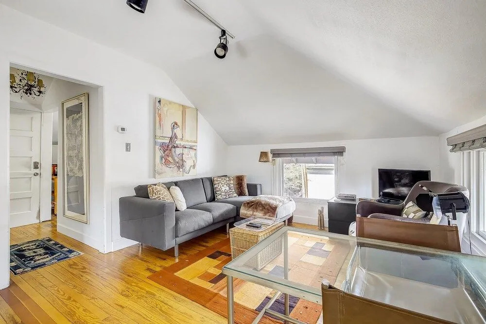 Darling Detached Villa in Heart of Cap Hill