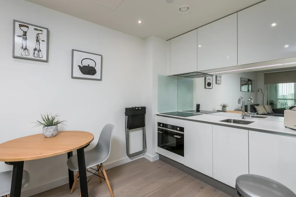 Bright 1 Bedroom Flat with Amazing Rooftop!