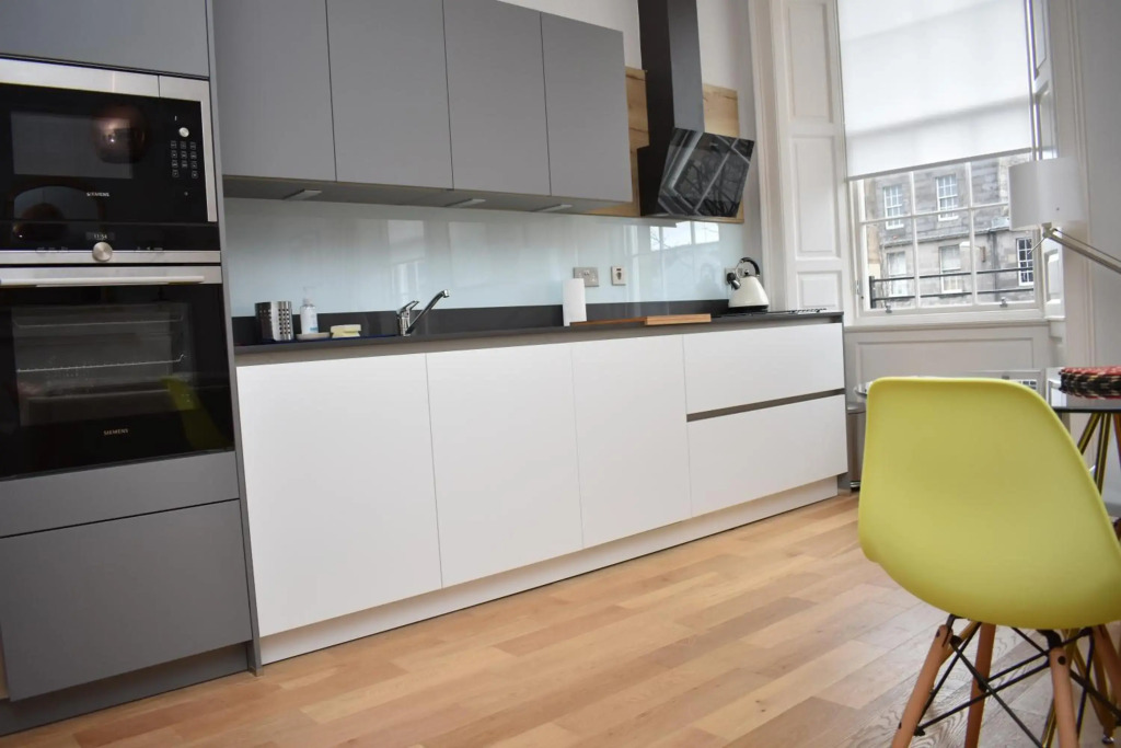 Bernard St - Bright and spacious 1 bed apartment at the Shore!