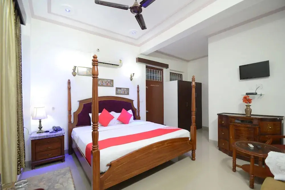 OYO 19035 Hotel Satkar