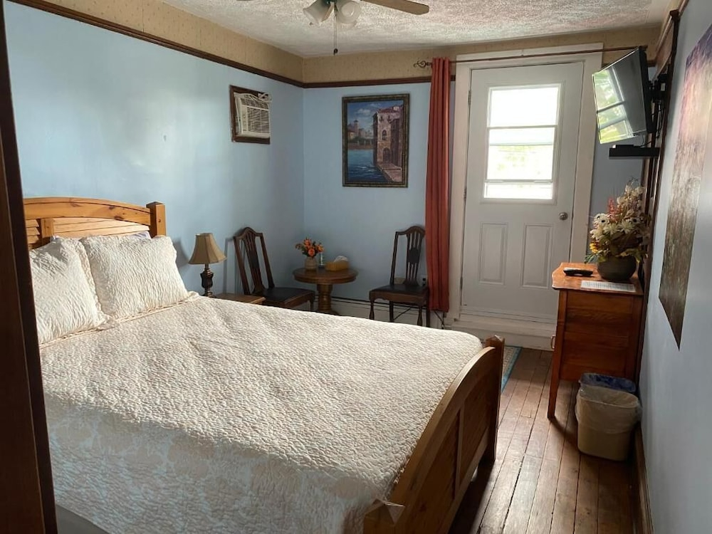 Colonial Charm Inn