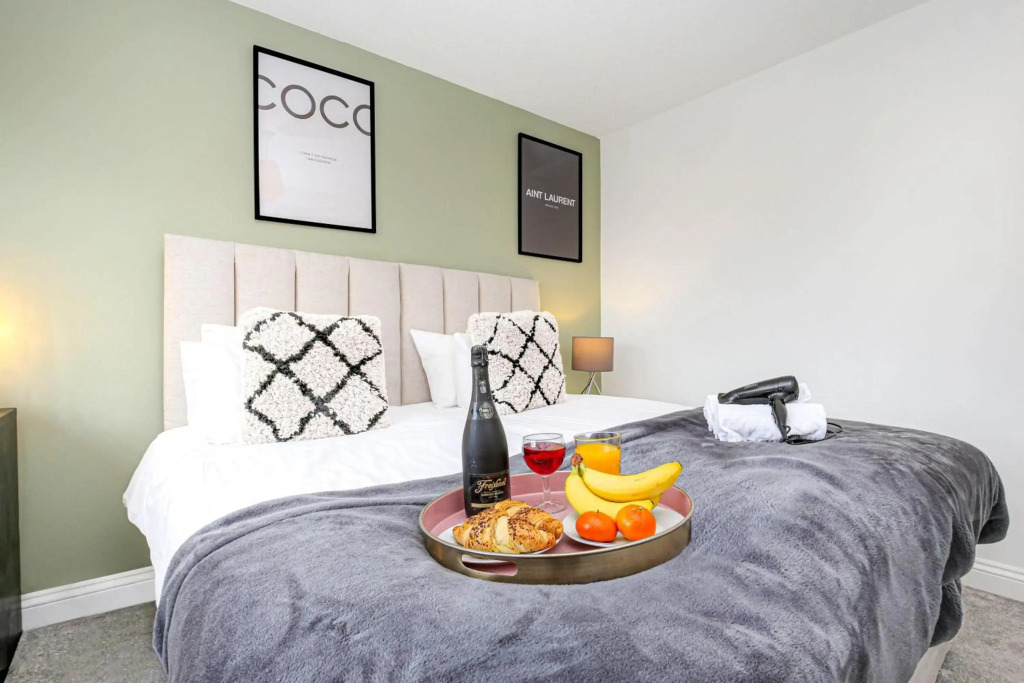 4 Bedroom House - Central MK - Free Parking, Garden and Smart TVs with Netflix by Yoko Property