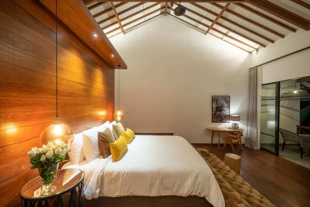 Luxury Private Loft, 2 BR, Canggu With Staff