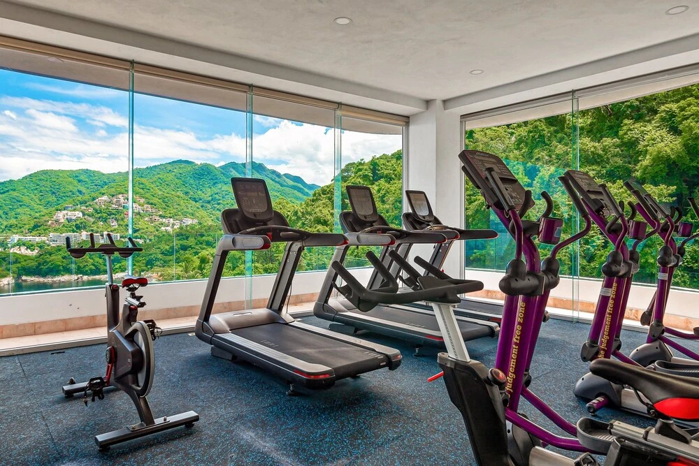 Luxurious 6th-floor Condo With Pool, Oceanfront Balcony & Water View