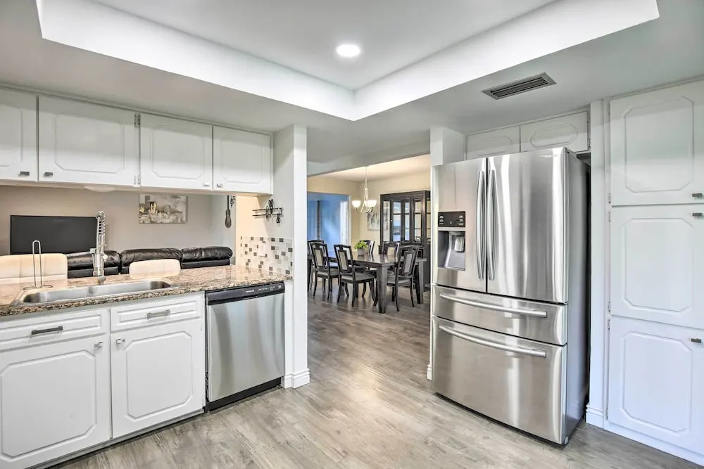 Movie Room & Private Pool: Richardson Retreat