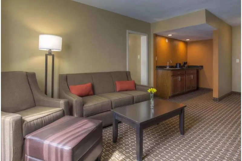 Econo Lodge Inn & Suites