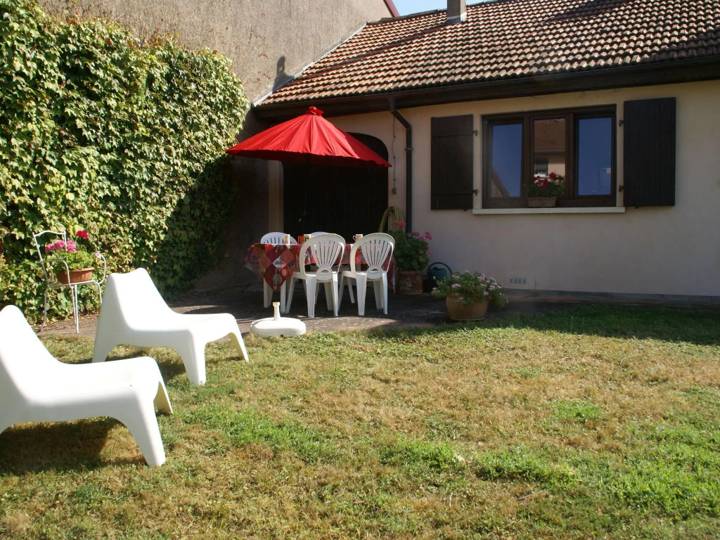 Snug Holiday Home with Fenced Garden, Garden Furniture, BBQ