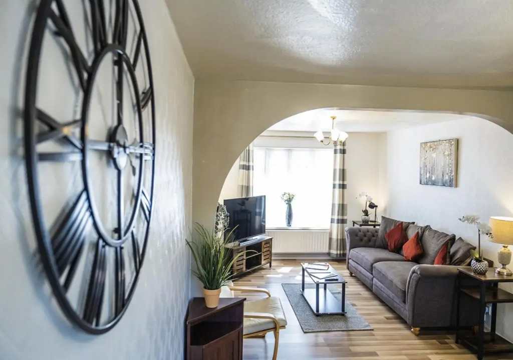 Central Three Bedroom House with Garden