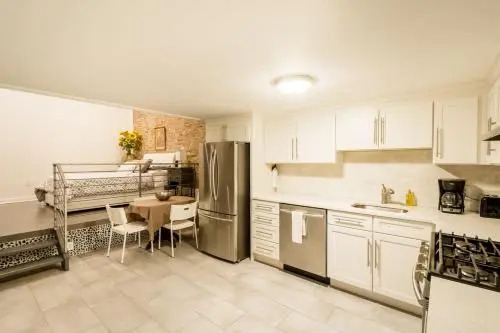LazyKey Suites - Stylish 2BD Loft in the Heart of Old City