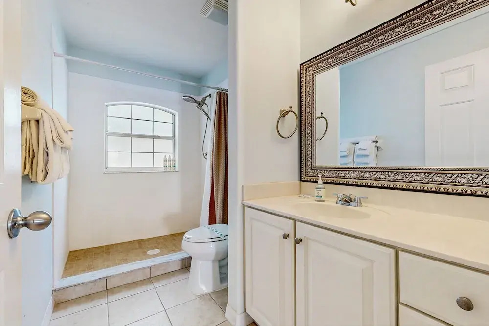 Spacious Townhouse With Private Balcony, Waterview, Pool and Wifi