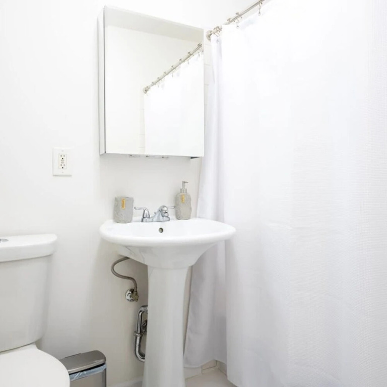 49-3b Newly Renovated 2BR W D Midtown East