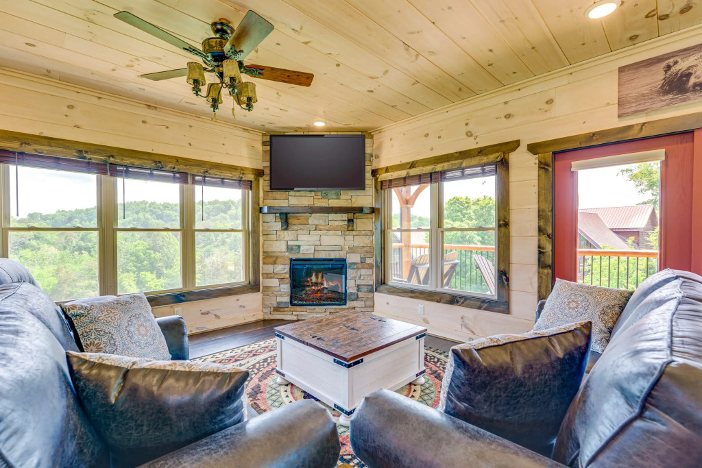 Misty Mountain Stop: Mountain Views, Hot Tub, Game Room, Theater Room