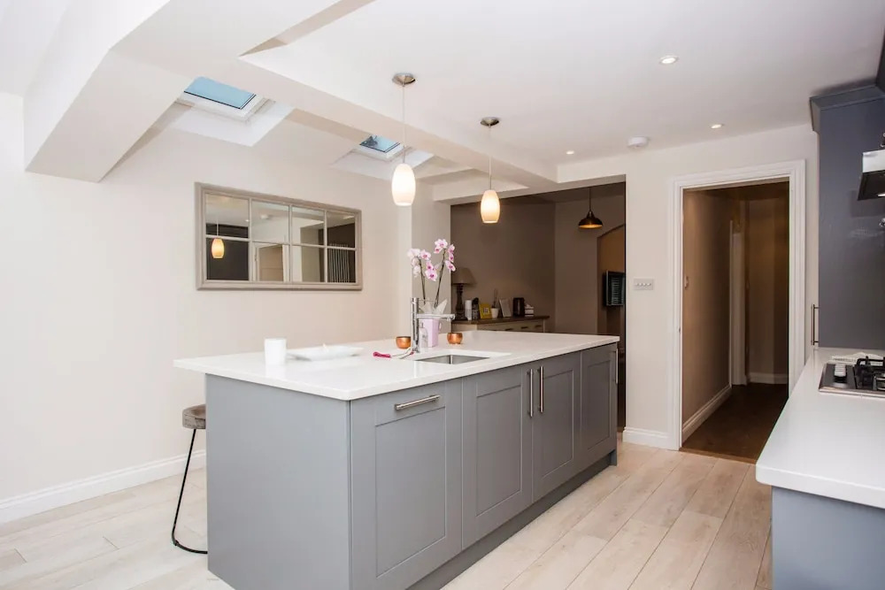 3 Bedroom Home With Skylight and Garden