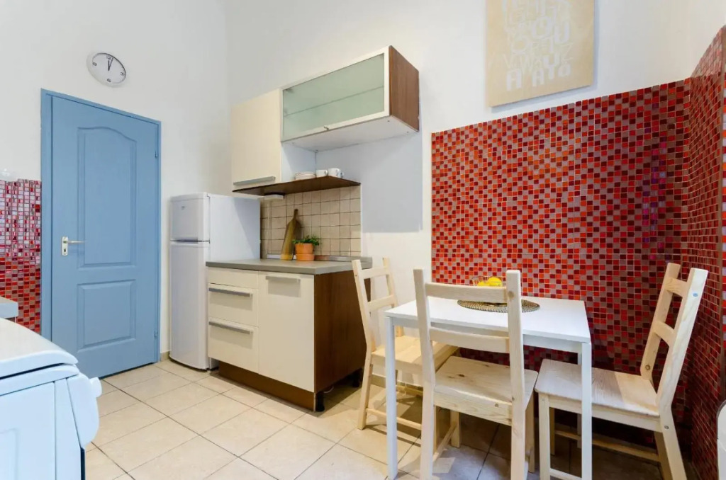 Quiet Cozy Apartment in Party Street e1