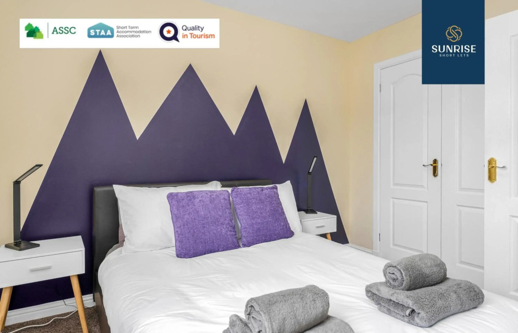The Townhouse - 4 Rooms Large Beds with TV's, Poker Table, Fully Equipped, Easy Ring-Road Access