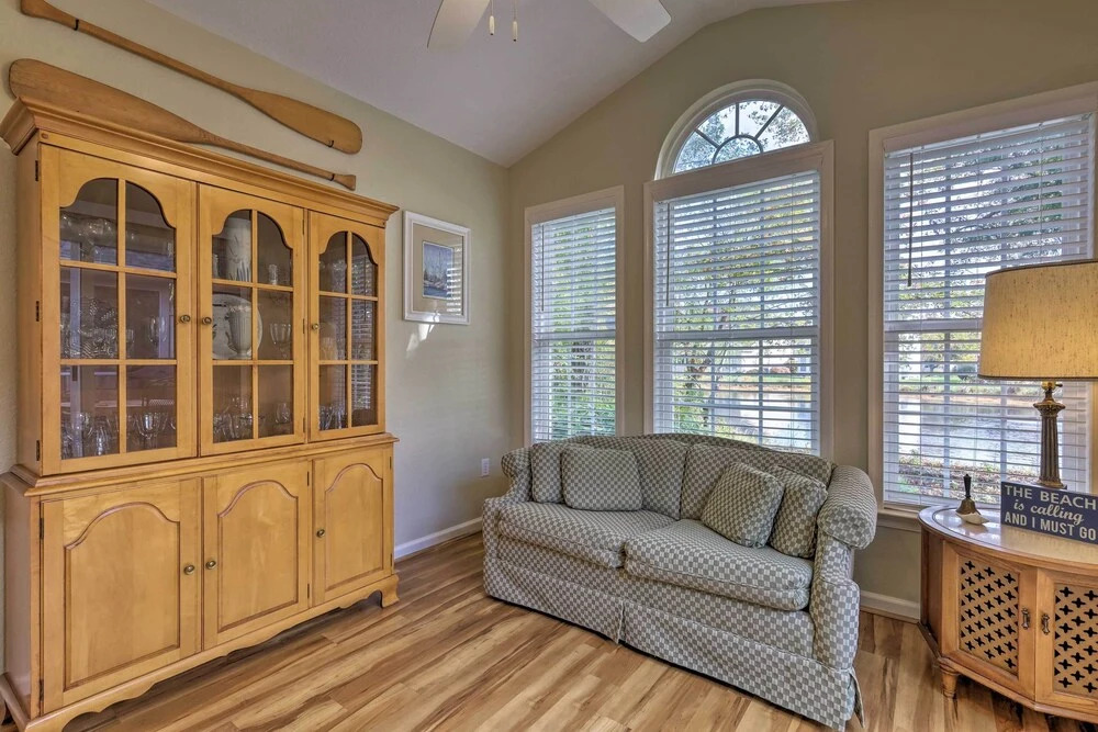 3 Mi to Bethany Beach: Gem w/ Deck & Pool Access