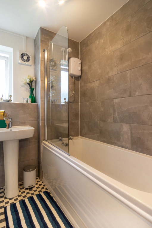PickThePlace 3-bedroom Plymouth apartment