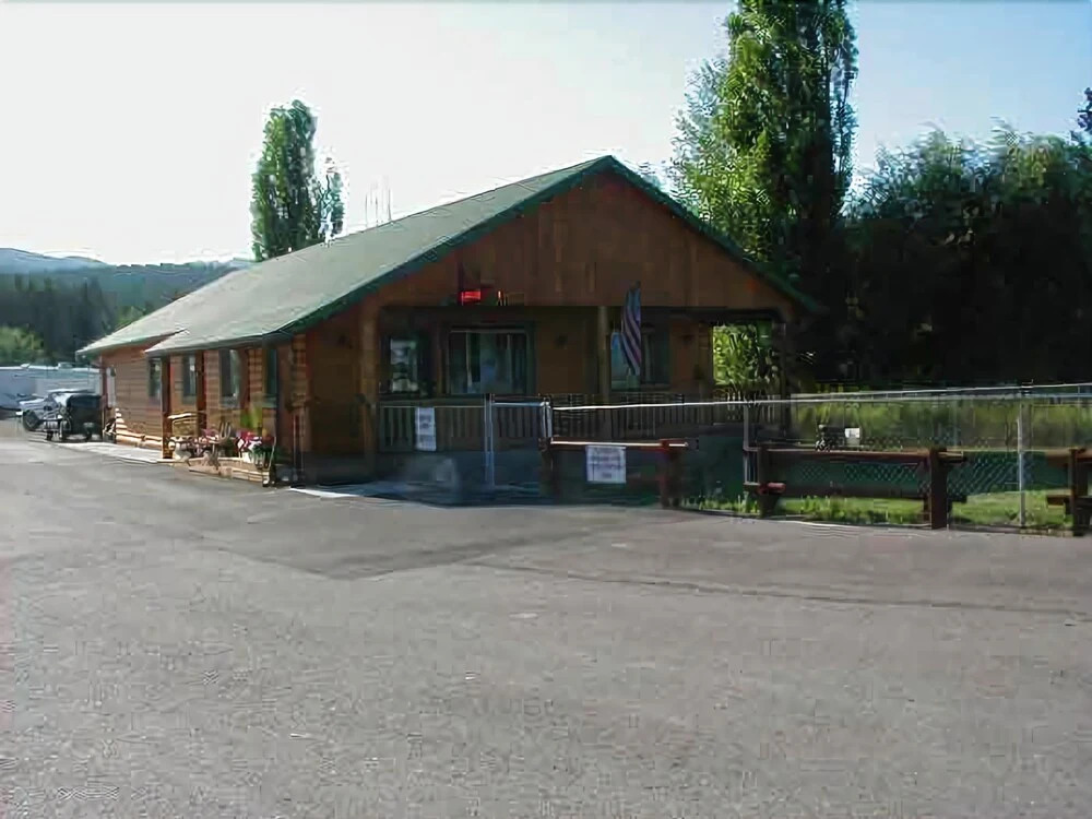 Edgewater Motel