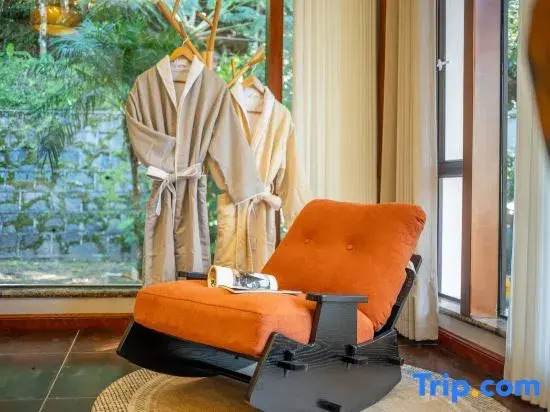 Luchuan Puyin Hot Spring Wellness Hotel