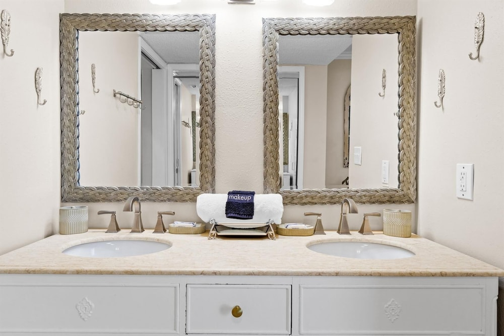 Shoreline Towers 1086 3 Bedroom Condo