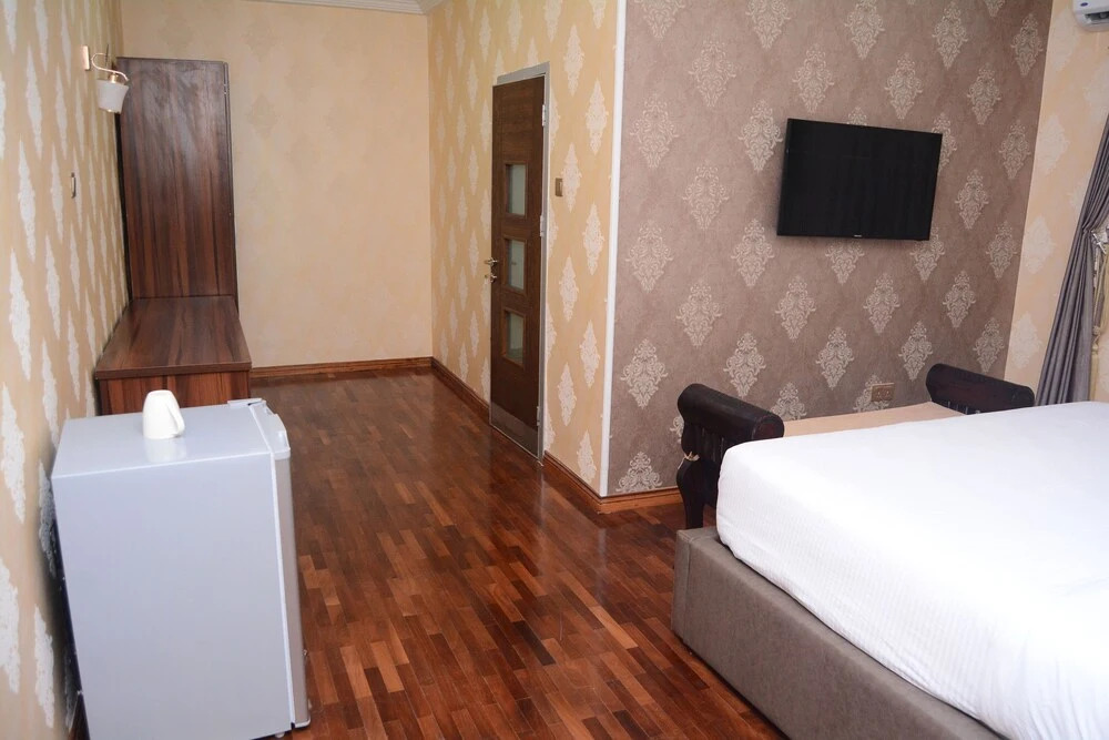 MAHOGANY HOTEL AND SUITES