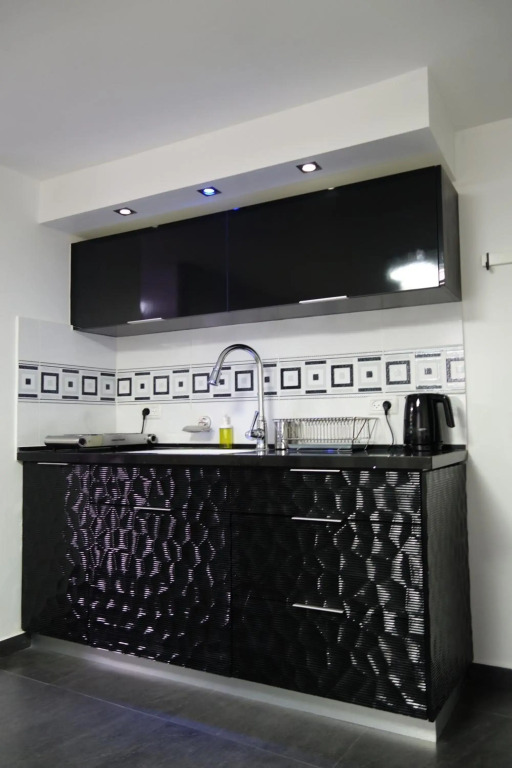 Cozy modern apartment near the sea in city center