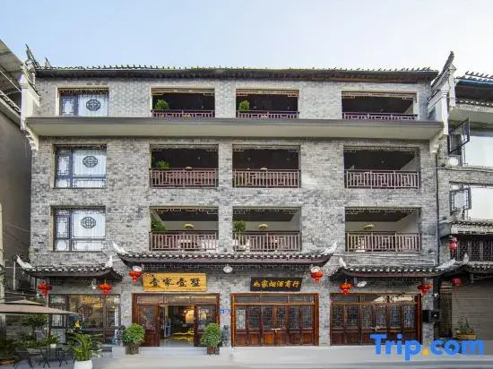 Fenghuang Yijia Yishu · High-End Riverside Villa (Fenghuang Ancient City Store)