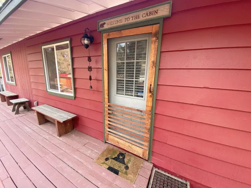 The Roca Getaway 2 Bedroom Cabin by Redawning