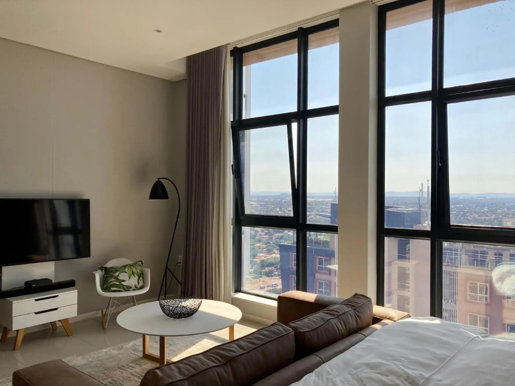Urban Awe Apartment: iTowers 21st Floor