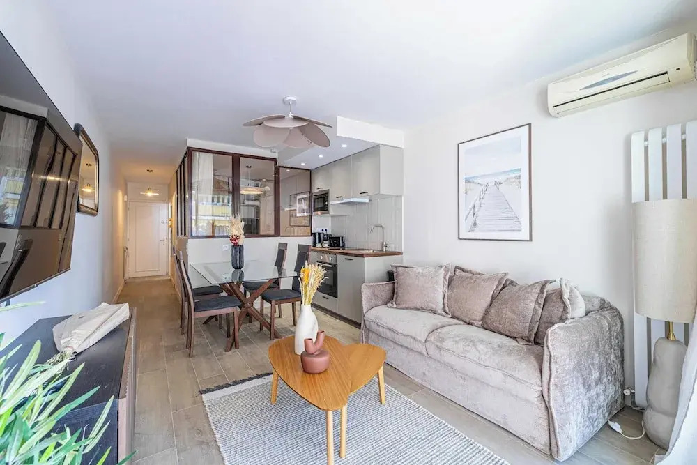 Sunny Getaway With Balcony and A/C in Antibes