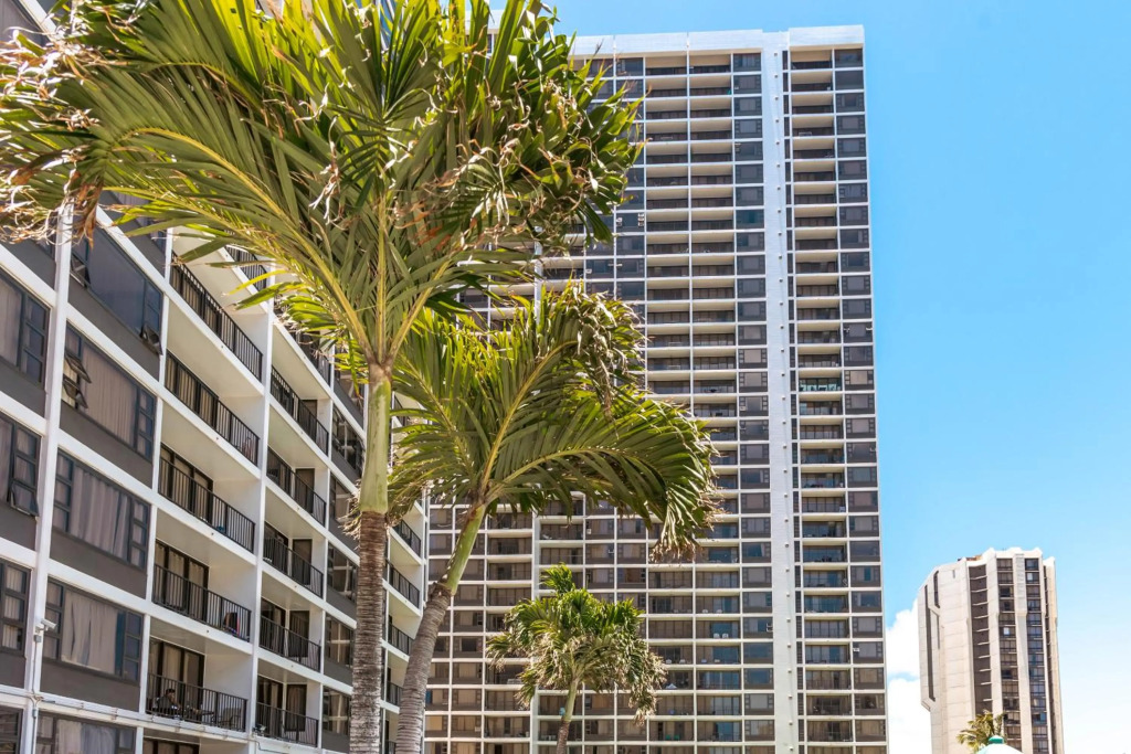 17th Floor Condo with Ocean Views, Parking, WiFi - Close to Beach