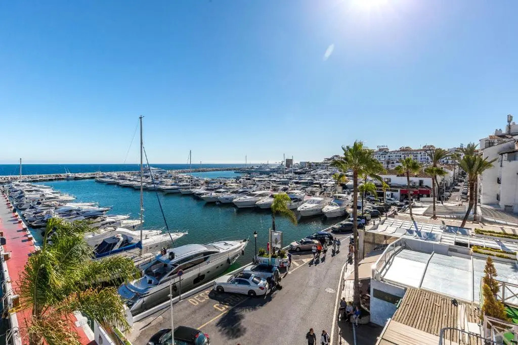 Puerto Banus first line with sea and Marina views