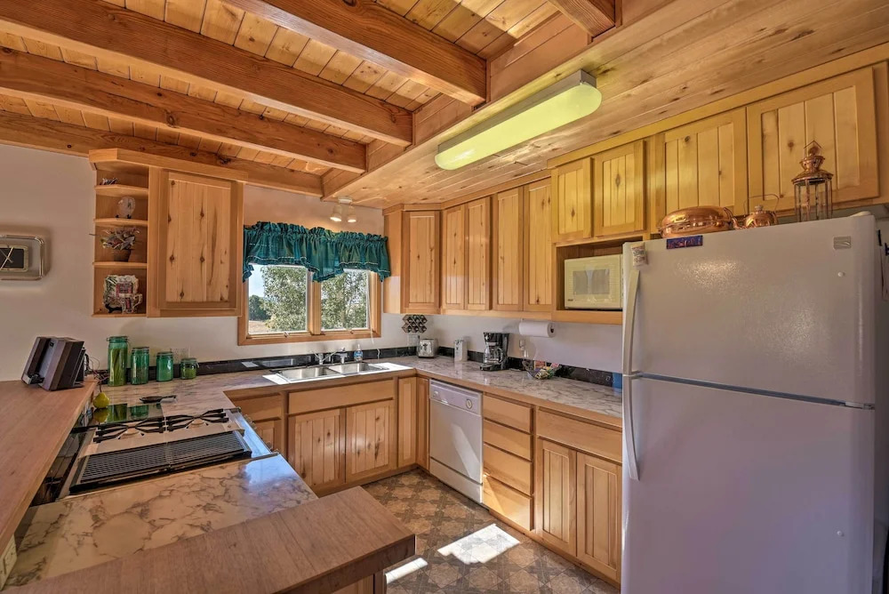 Questa Home w/ Views - 13 Mi to Red River Skiing!