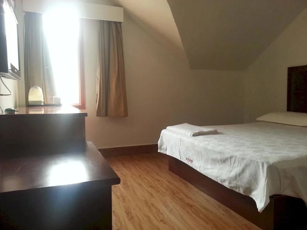 Wuhan Tianlun Holiday Hotel (Panlongcheng Jiahai Industrial Park)(武汉天伦假日宾馆（盘龙城佳海工业园店）)
