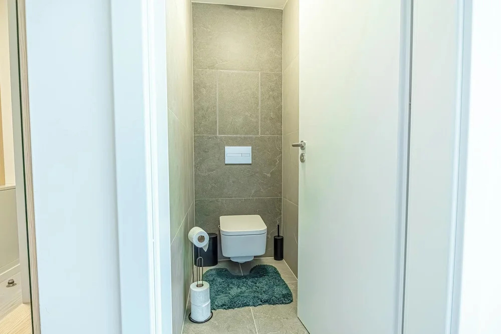 1BR Apartment Near Airport with Parking