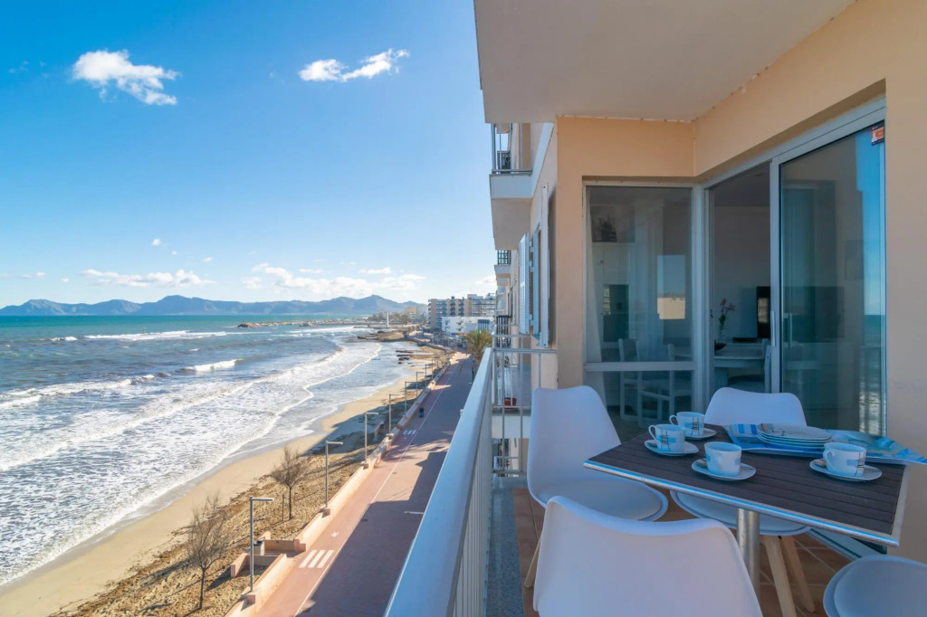 RAN DE MAR (CAN PICAFORT) - ADULTS ONLY - Fabulous seafront apartment with wonderful beach views. Free WiFi.