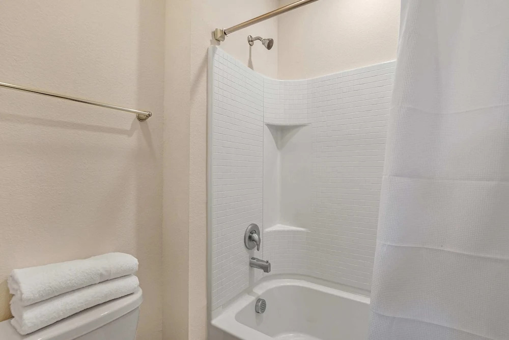 Lake View Home, Lavish Home With Big Pool Area, CDC Standards #7st556