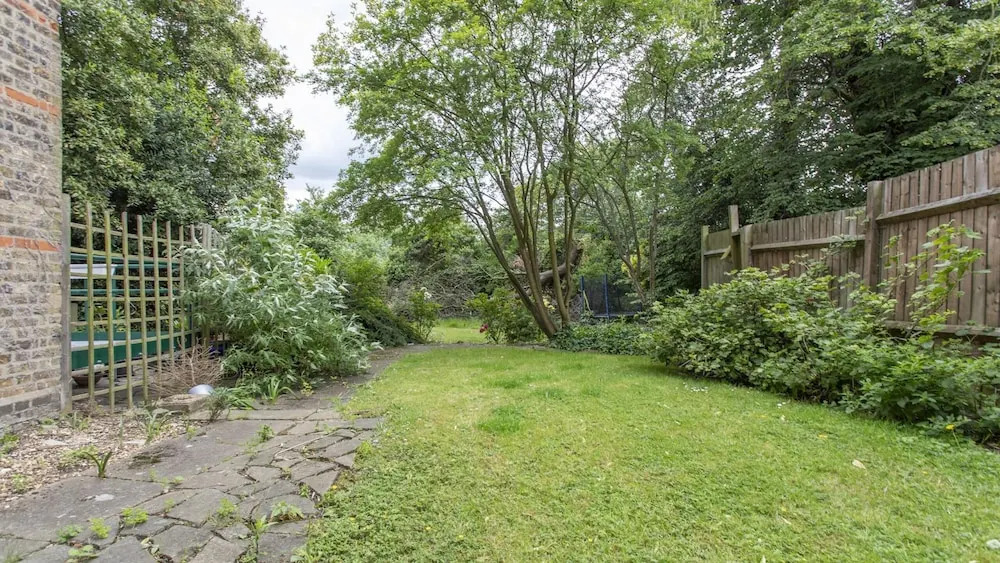 London Apartment- 4 Bedrooms-garden and Parking