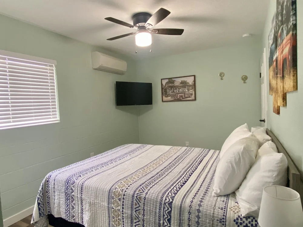 Holiday Motel and RV Park