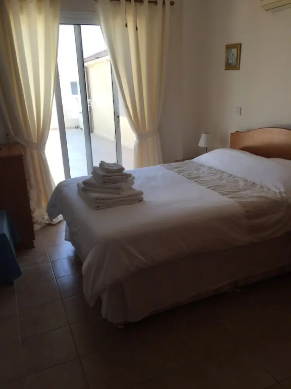 2 Bed Flat - Sleeps 4 - Pool - Parking - Wifi