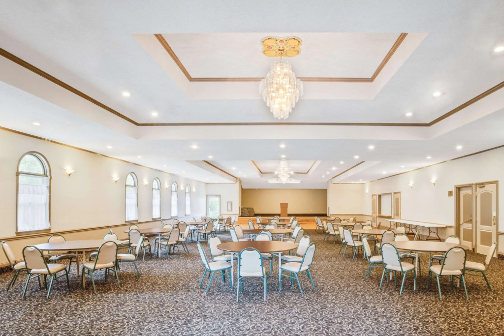 Super 8 by Wyndham Brooklyn