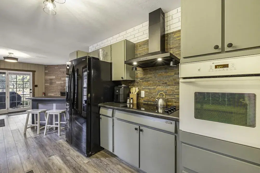 Aspen View Getaway - Monthly Long-term Vacation Rental 30+ Days -- Estes Park 4 Bedroom Home by RedAwning