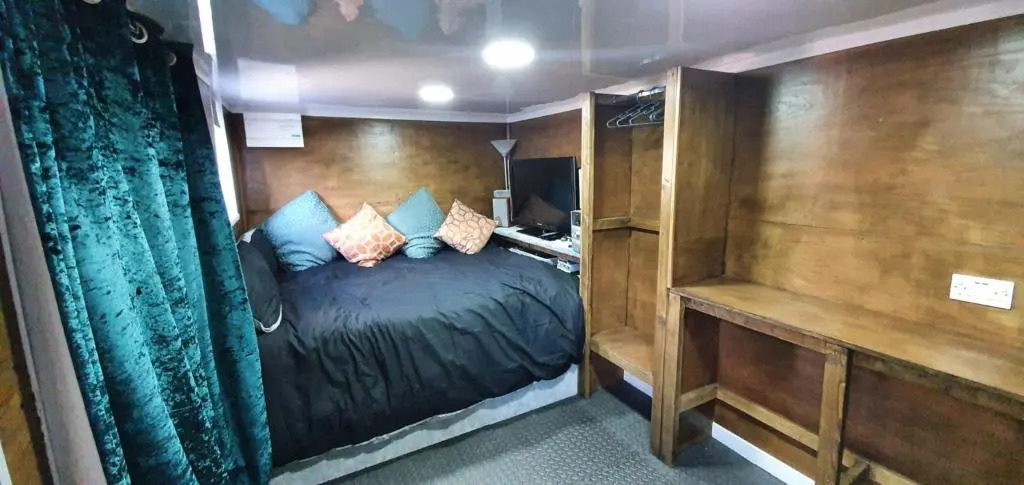 Adorable private suite with hassle-free street parking