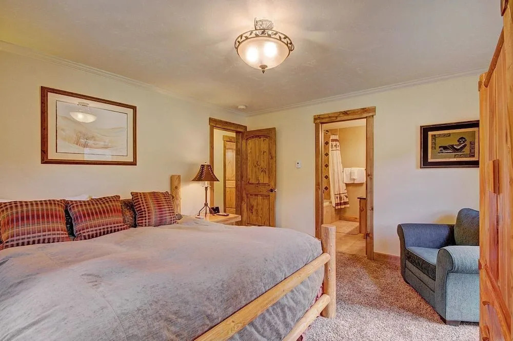 Grey Squirrel Lodge