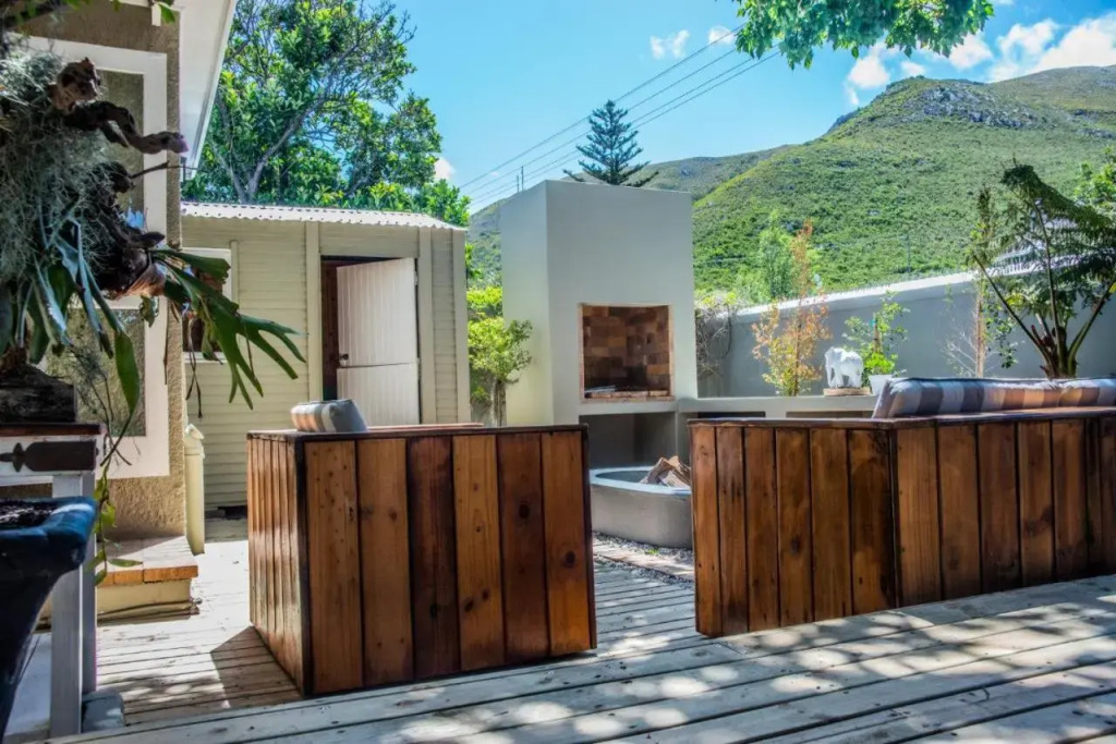 Seven on Flora- Hot Tub, Modern with amazing outside area