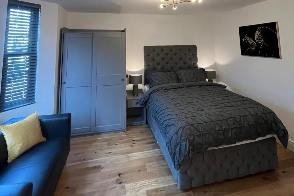 Cozy London Apartment , 2 Minutes to Tube!